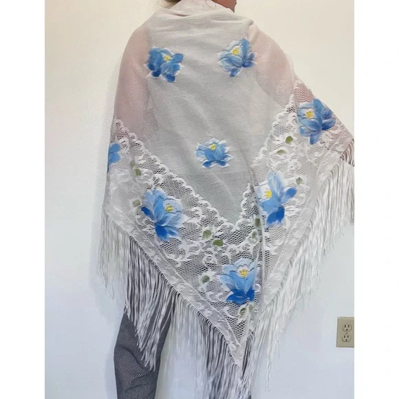 Vintage | White Lace Blue Floral Fringe Shawl - Picture 2 of 7